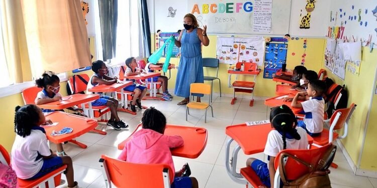 Prefeitura convoca 220 professores aprovados em concurso público