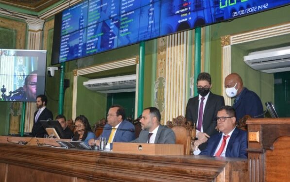 Vereadores de Salvador debatem mudanças na tarifa do Uber