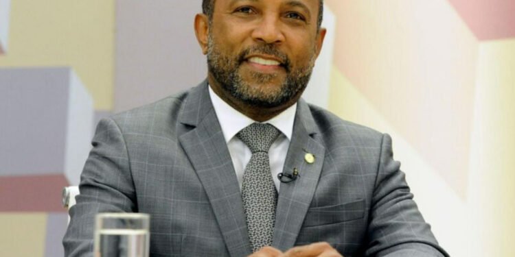 Com Wagner cotado para ministério, suplente se prepara para o Senado