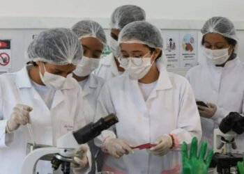 Alunos da rede estadual de Araci concorrem a prêmio nacional com projeto de luvas de bioplástico de sisal