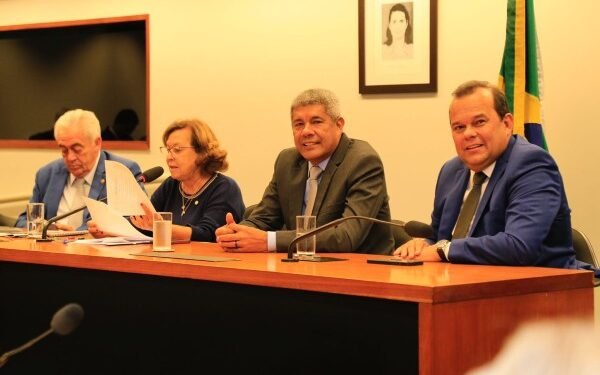 Honrarei com tudo que for combinado para o orçamento de 2023, diz Jerônimo em Brasília