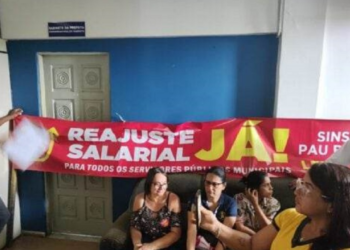 Em protesto, servidores de Pau Brasil reivindicam reajuste salarial