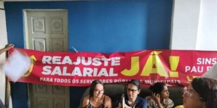 Em protesto, servidores de Pau Brasil reivindicam reajuste salarial