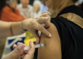 Anvisa diz que não tem data para liberar vacina que protege contra novas cepas
