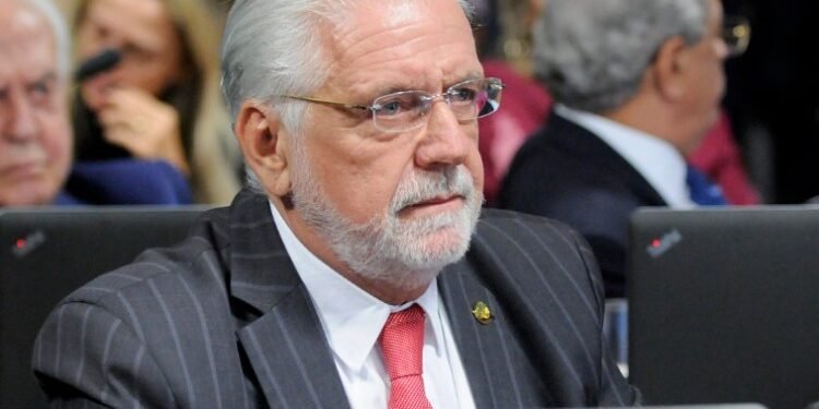 Wagner sugere que nome seja de civil para Ministério da Defesa