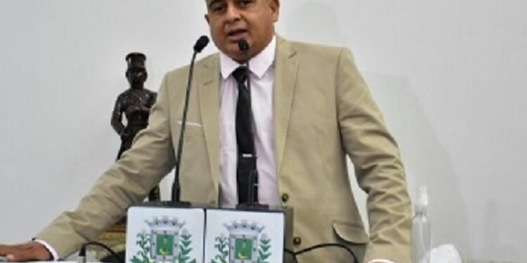 Vereador diz que xixi de mulheres faz peixes “mudarem de sexo”