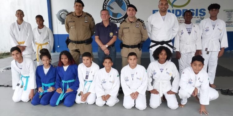 Alunos de judô da BCS Santa Luzia ganham novos kimonos