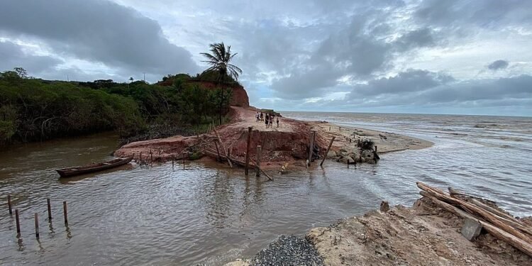 Chuva deixa três mil desabrigados na Bahia
