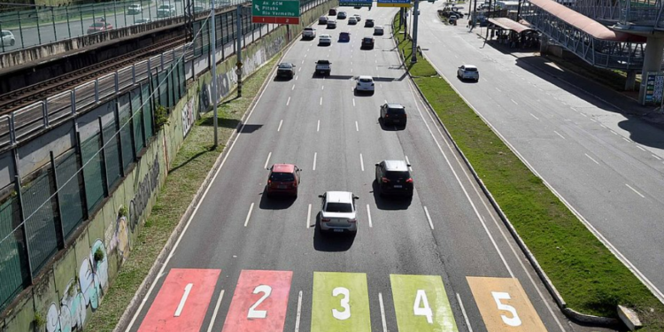 Transalvador implanta nova sinalização de fluxo na Paralela