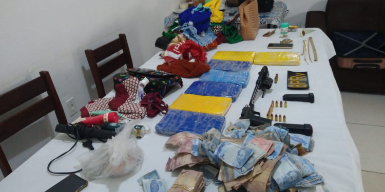 Mulher é interceptada ao entrar na Bahia com R$ 210 mil em cocaína