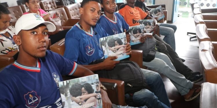 Livro ‘Outros Caminhos São Possíveis’, do programa Corra Pro Abraço, é relançado na FLICA