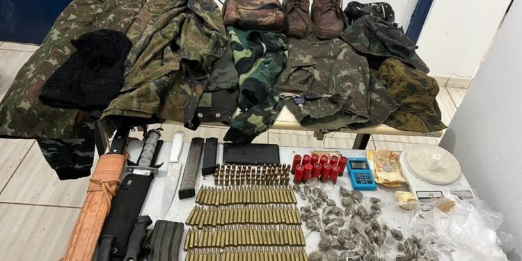 PM e PC prendem traficante com munições de fuzil e drogas