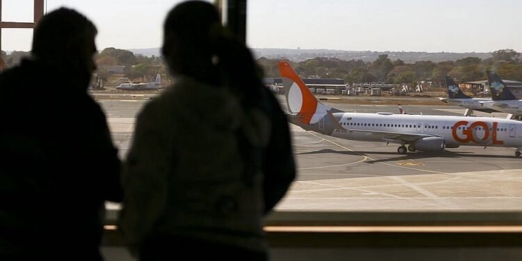 Anvisa determina volta do uso obrigatório de máscara em aeroportos e aviões