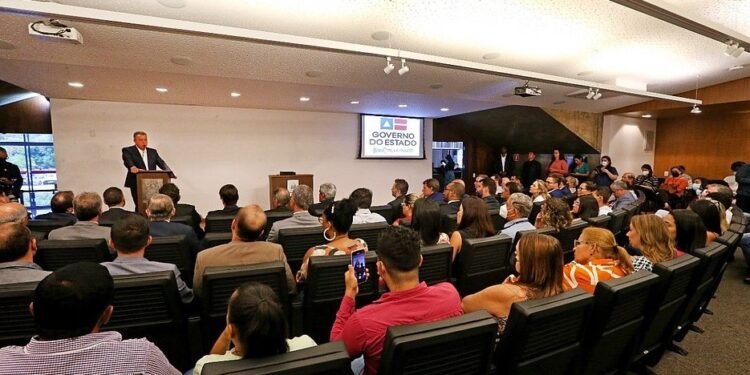 Empresas assinam protocolos de intenções para investir R$ 8 bi na Bahia