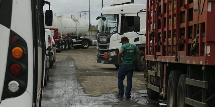 Falta de gás: caminhoneiros passam quase uma semana em fila para recarregar