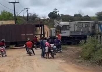Trem sai dos trilhos em Muritiba, no interior da Bahia