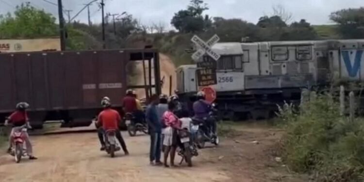 Trem sai dos trilhos em Muritiba, no interior da Bahia