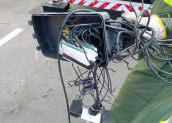 Mais de 132 toneladas de cabos irregulares são retirados de postes na Bahia