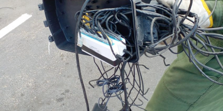 Mais de 132 toneladas de cabos irregulares são retirados de postes na Bahia