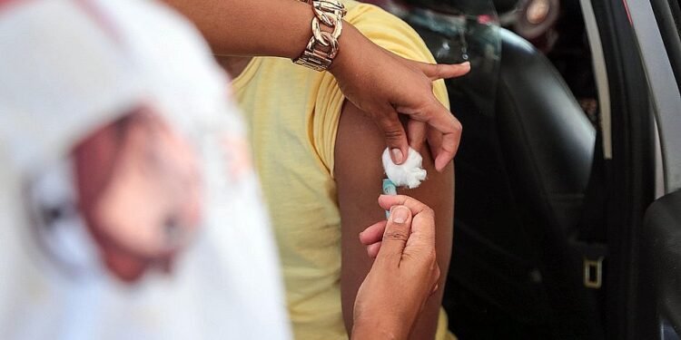 Vacinação contra covid-19 prossegue em Salvador nesta terça-feira (8)