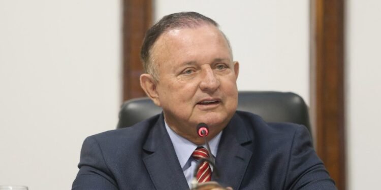 Adolfo Menezes, de forma inédita, aprova auxílio emergencial como governador e presidente da Assembleia