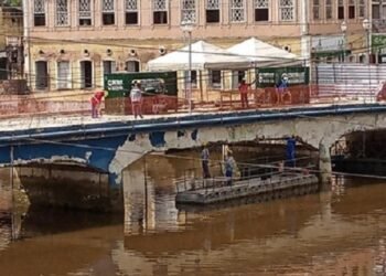 População protesta contra fechamento de ponte em Nazaré