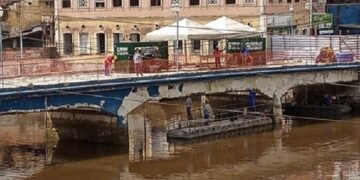 População protesta contra fechamento de ponte em Nazaré