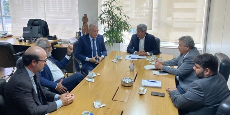 Jerônimo Rodrigues se reúne com presidente e membros do TCE