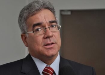 Zé Neto cobra recursos federais para término de obras em Feira