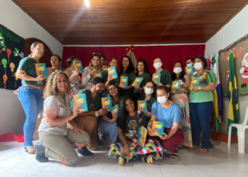 Comunidade de Barrocas recebe livros de projeto educacional