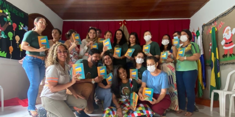 Comunidade de Barrocas recebe livros de projeto educacional