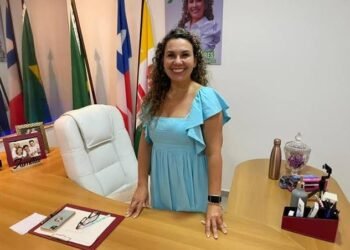 Proposta da prefeita Cordélia Torres é aceita pelos professores e termina a greve em Eunápolis