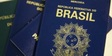 Mais de 1,5 mil pessoas estão na fila para emissão de passaportes na Bahia