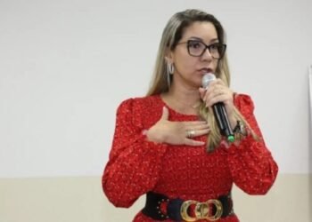 TCM multa prefeita e suspende licitação em Santo Amaro