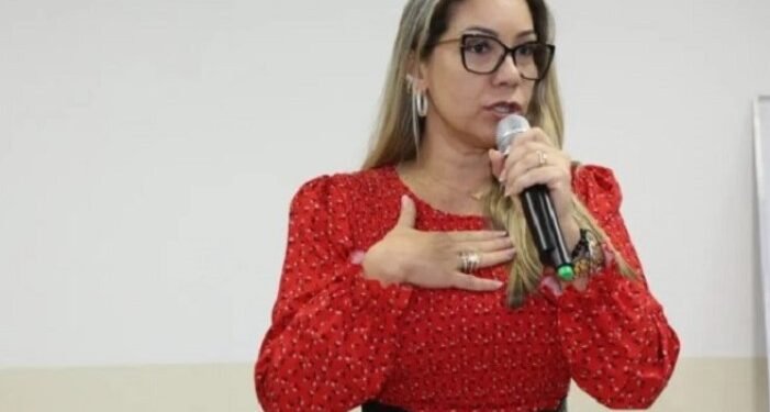 TCM multa prefeita e suspende licitação em Santo Amaro