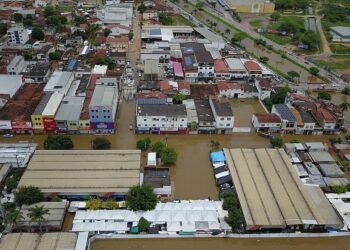 Parte de Jequié, na Bahia, fica debaixo d’água após rio transbordar