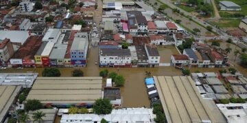 Parte de Jequié, na Bahia, fica debaixo d’água após rio transbordar