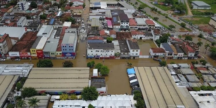 Parte de Jequié, na Bahia, fica debaixo d’água após rio transbordar