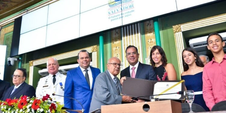 Geraldo Júnior  concede medalhas Thomé de Souza e Zumbi dos Palmares ao coronel Paulo Coutinho e a Luiz Coutinho