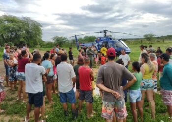 Ajuda do estado chega a áreas alagadas de helicóptero