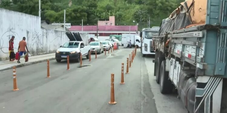 Travessia de caminhões no ferry-boat é suspensa e motoristas protestam