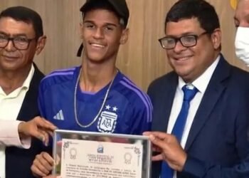 Luva de Pedreiro recebe título de cidadão benemérito de Quijinque, na Bahia