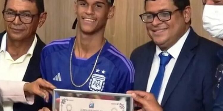 Luva de Pedreiro recebe título de cidadão benemérito de Quijinque, na Bahia