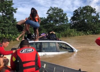 Bombeiros resgatam vítimas presas em carro submerso na Bahia