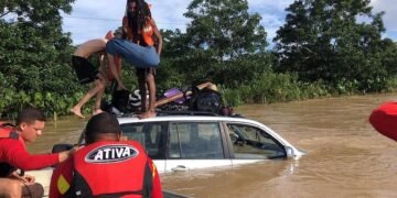 Bombeiros resgatam vítimas presas em carro submerso na Bahia