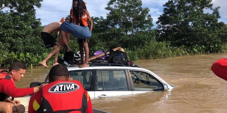 Bombeiros resgatam vítimas presas em carro submerso na Bahia