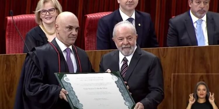 Lula é diplomado em cerimônia do TSE e se emociona no discurso