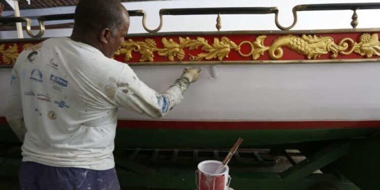 Galeota é preparada para procissão de Bom Jesus dos Navegantes