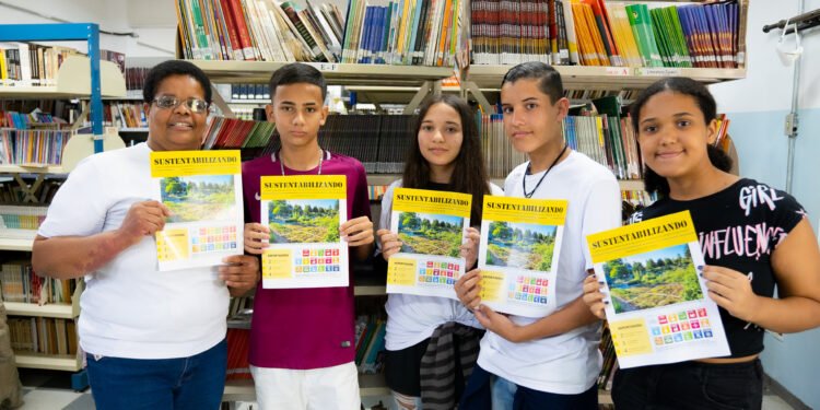 Projeto Caminhos da Sustentabilidade distribui 2.900 livros e impacta 6.300 alunos de escolas públicas