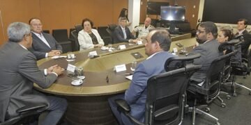 Adolfo Menezes manifesta apoio da Assembleia Legislativa da Bahia ao ministro Alexandre de Moraes